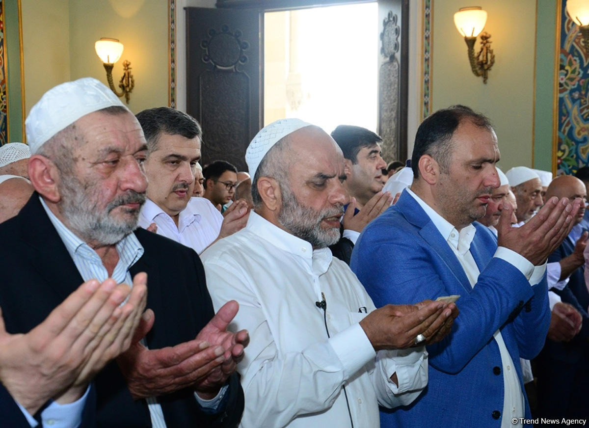 Ramazan bayramı münasibətilə Təzə Pir məscidində bayram namazı qılınıb (FOTO)