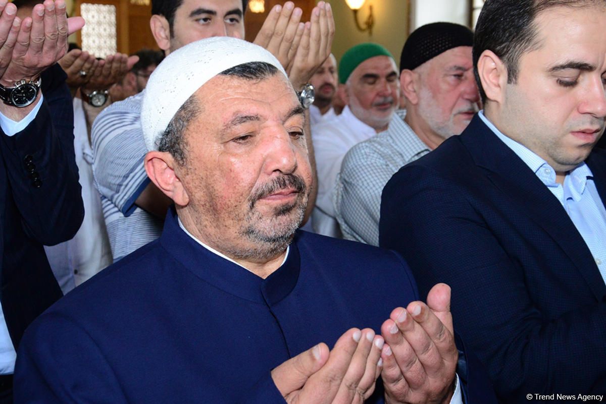 Ramazan bayramı münasibətilə Təzə Pir məscidində bayram namazı qılınıb (FOTO)