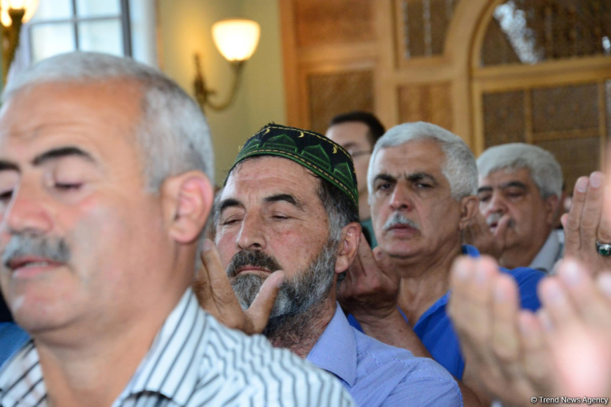 Ramazan bayramı münasibətilə Təzə Pir məscidində bayram namazı qılınıb (FOTO)