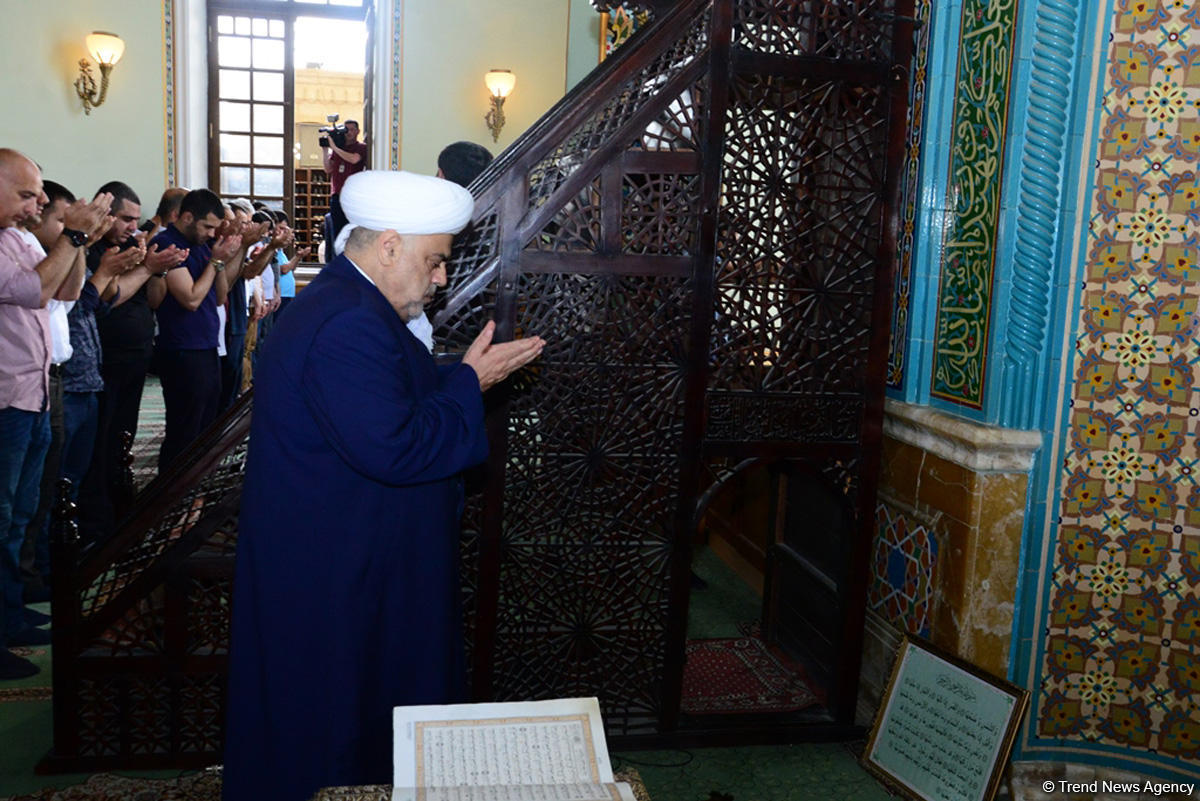 Ramazan bayramı münasibətilə Təzə Pir məscidində bayram namazı qılınıb (FOTO)