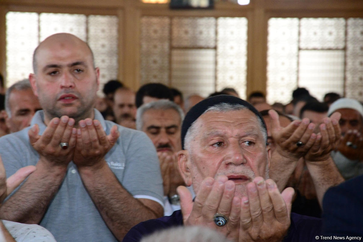 Ramazan bayramı münasibətilə Təzə Pir məscidində bayram namazı qılınıb (FOTO)