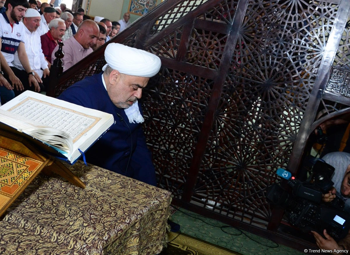 Ramazan bayramı münasibətilə Təzə Pir məscidində bayram namazı qılınıb (FOTO)