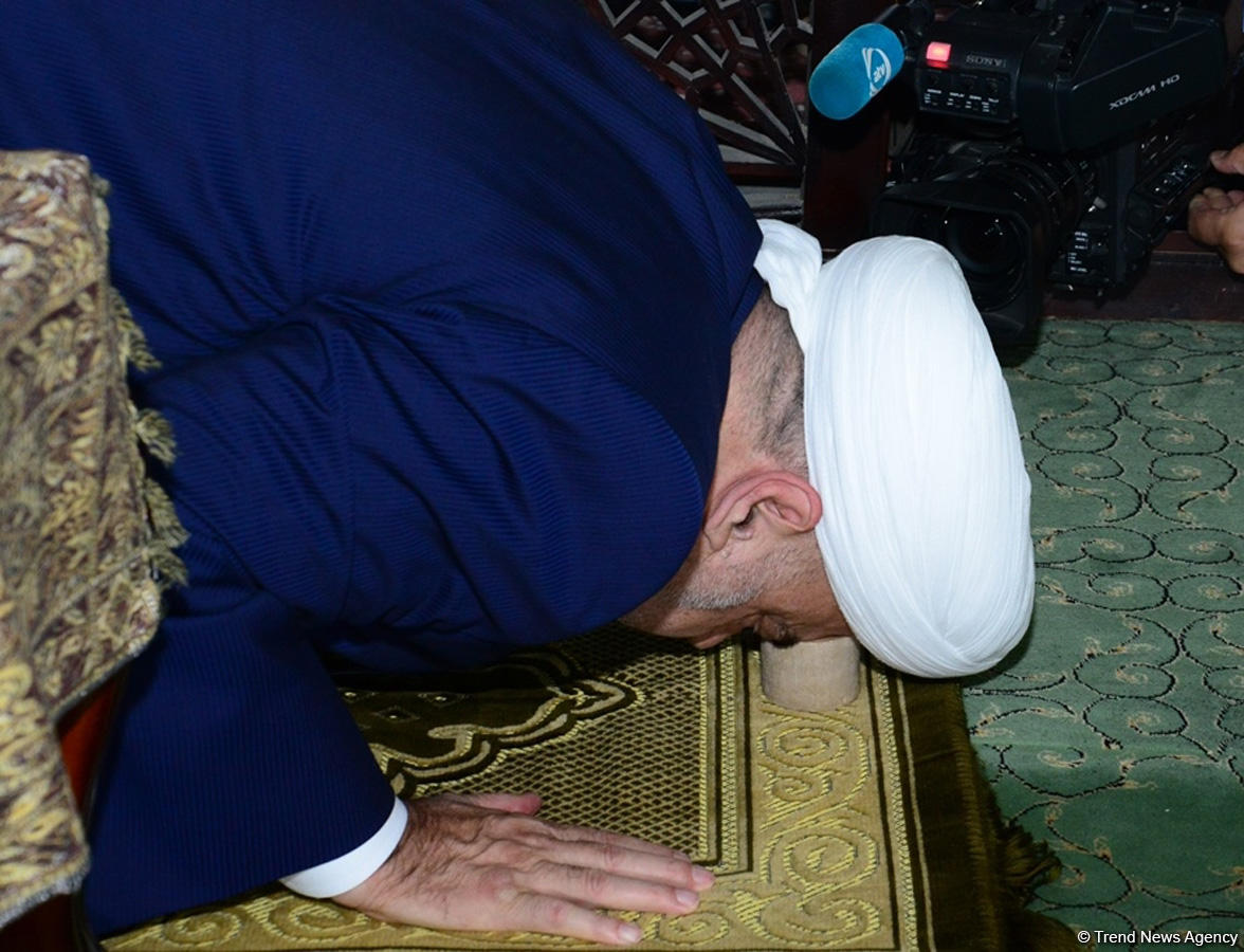 Ramazan bayramı münasibətilə Təzə Pir məscidində bayram namazı qılınıb (FOTO)