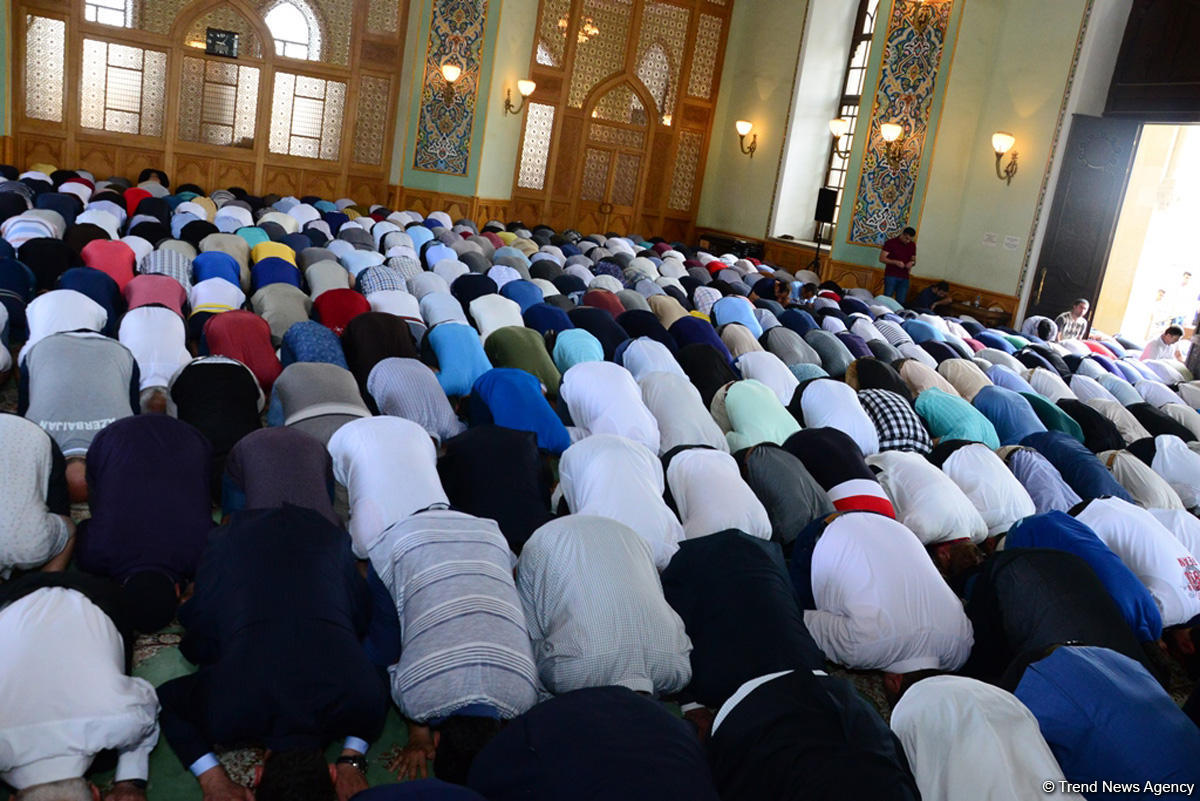 Ramazan bayramı münasibətilə Təzə Pir məscidində bayram namazı qılınıb (FOTO)