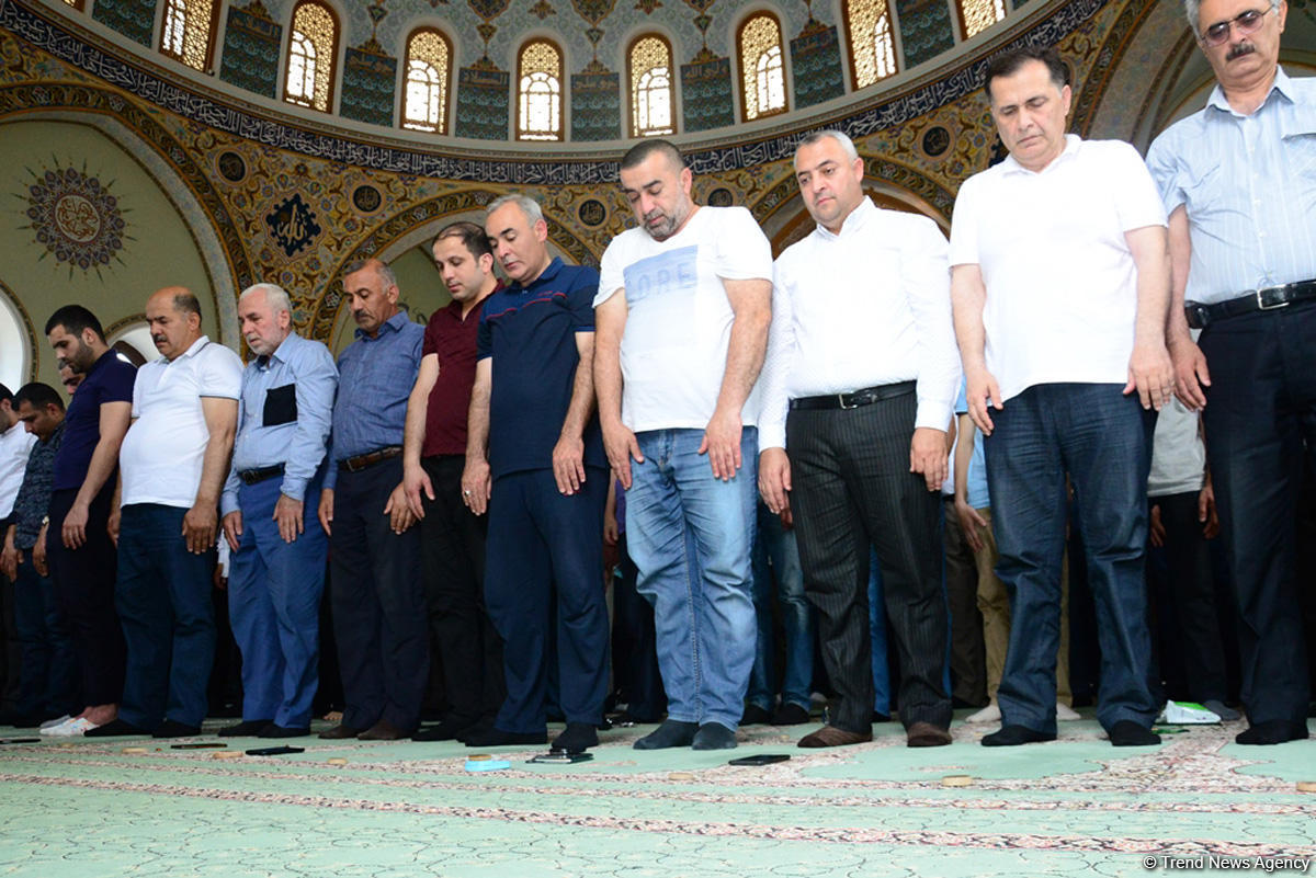 Ramazan bayramı münasibətilə Təzə Pir məscidində bayram namazı qılınıb (FOTO)