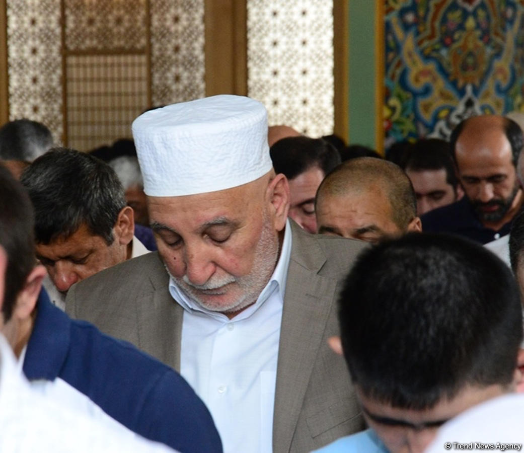 Ramazan bayramı münasibətilə Təzə Pir məscidində bayram namazı qılınıb (FOTO)