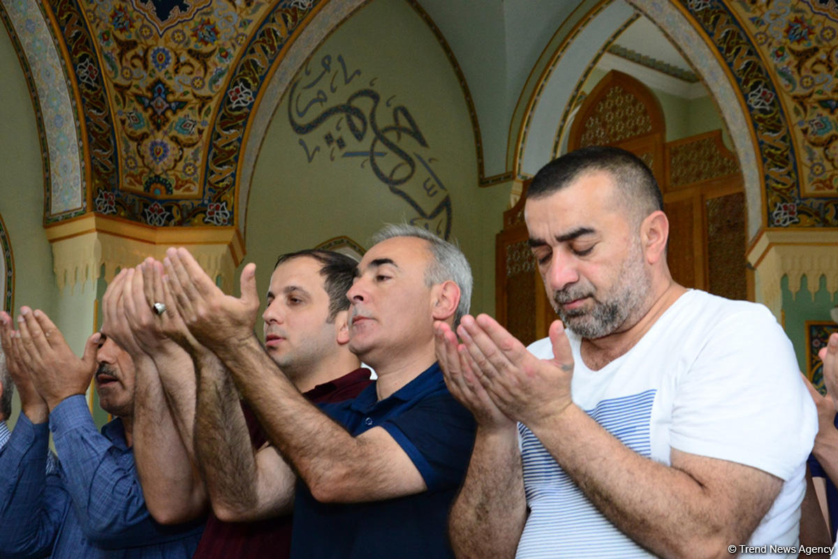Ramazan bayramı münasibətilə Təzə Pir məscidində bayram namazı qılınıb (FOTO)