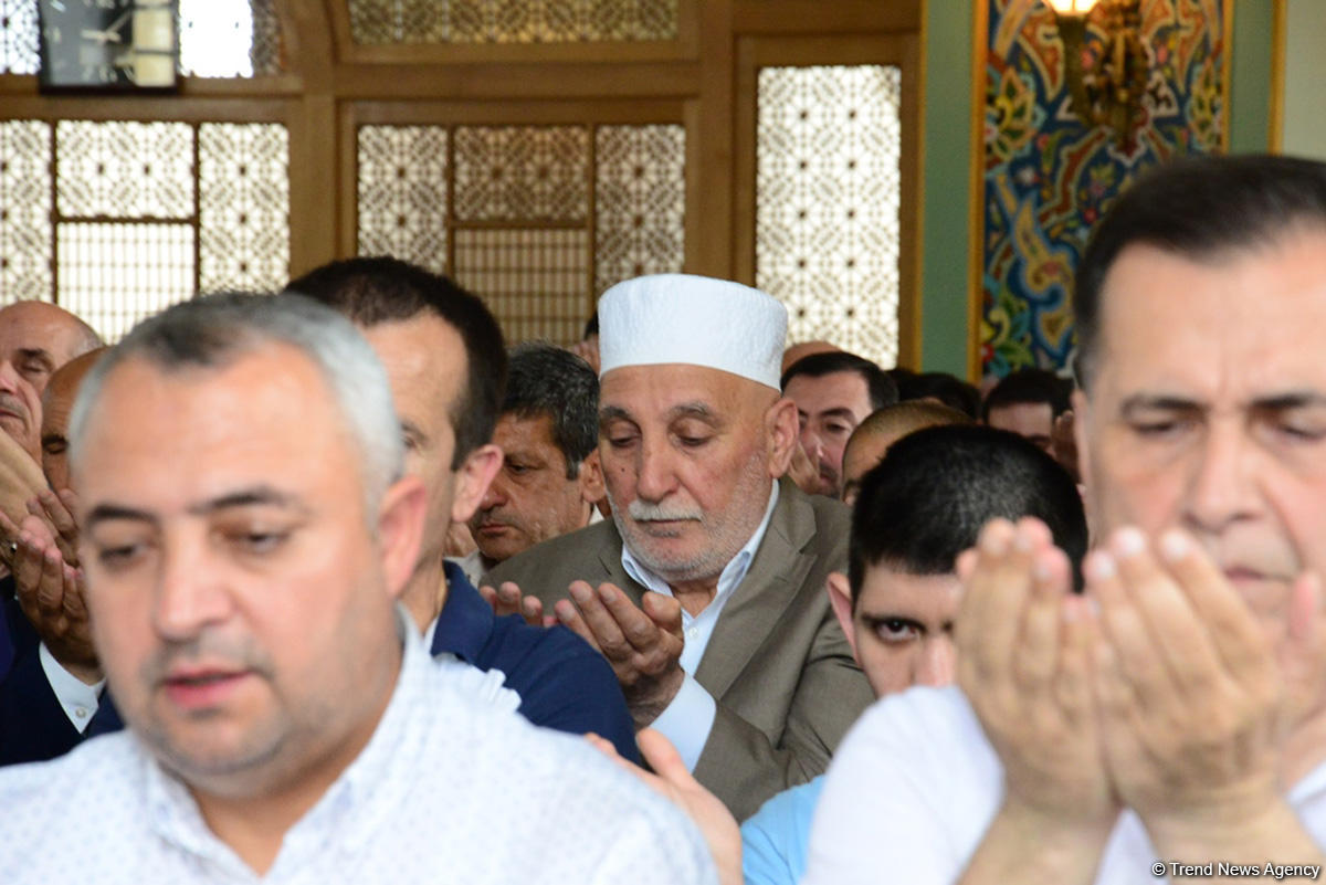 Ramazan bayramı münasibətilə Təzə Pir məscidində bayram namazı qılınıb (FOTO)