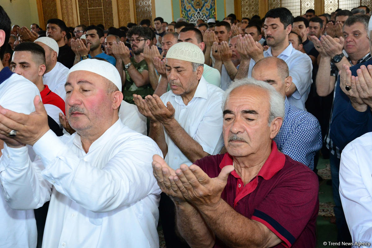 Ramazan bayramı münasibətilə Təzə Pir məscidində bayram namazı qılınıb (FOTO)