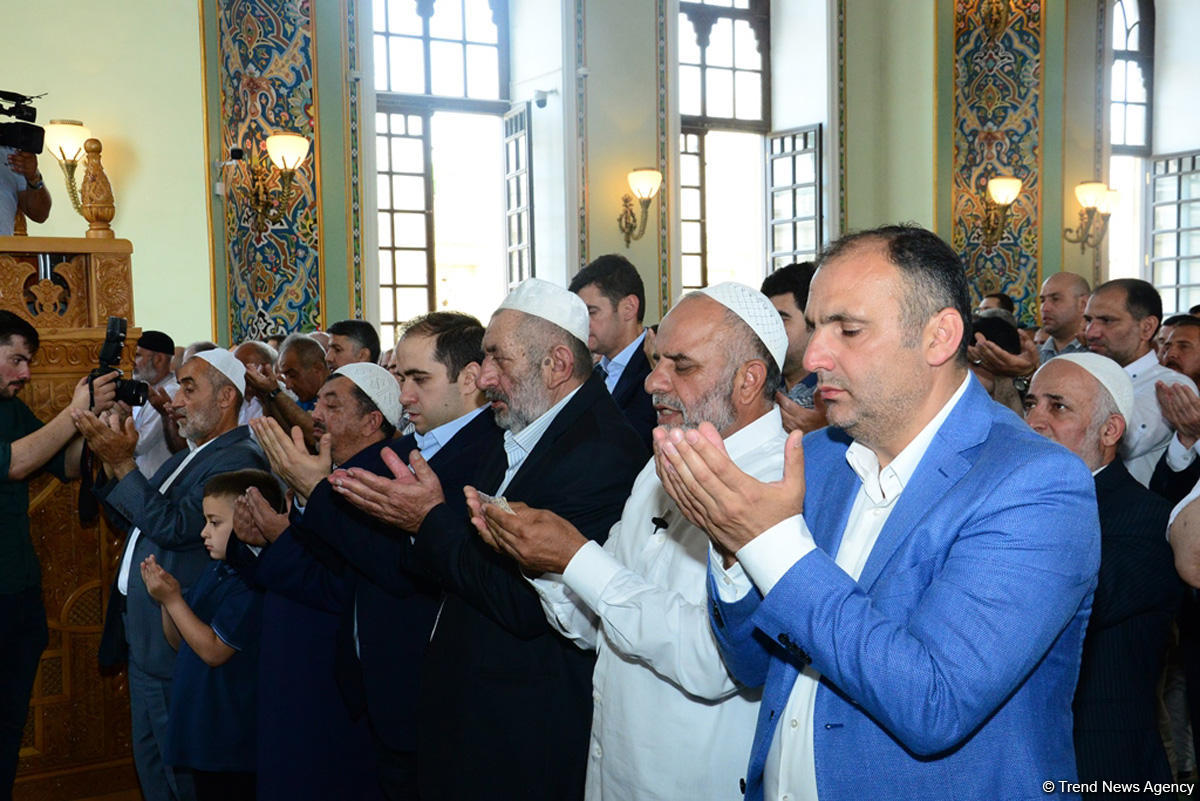 Ramazan bayramı münasibətilə Təzə Pir məscidində bayram namazı qılınıb (FOTO)