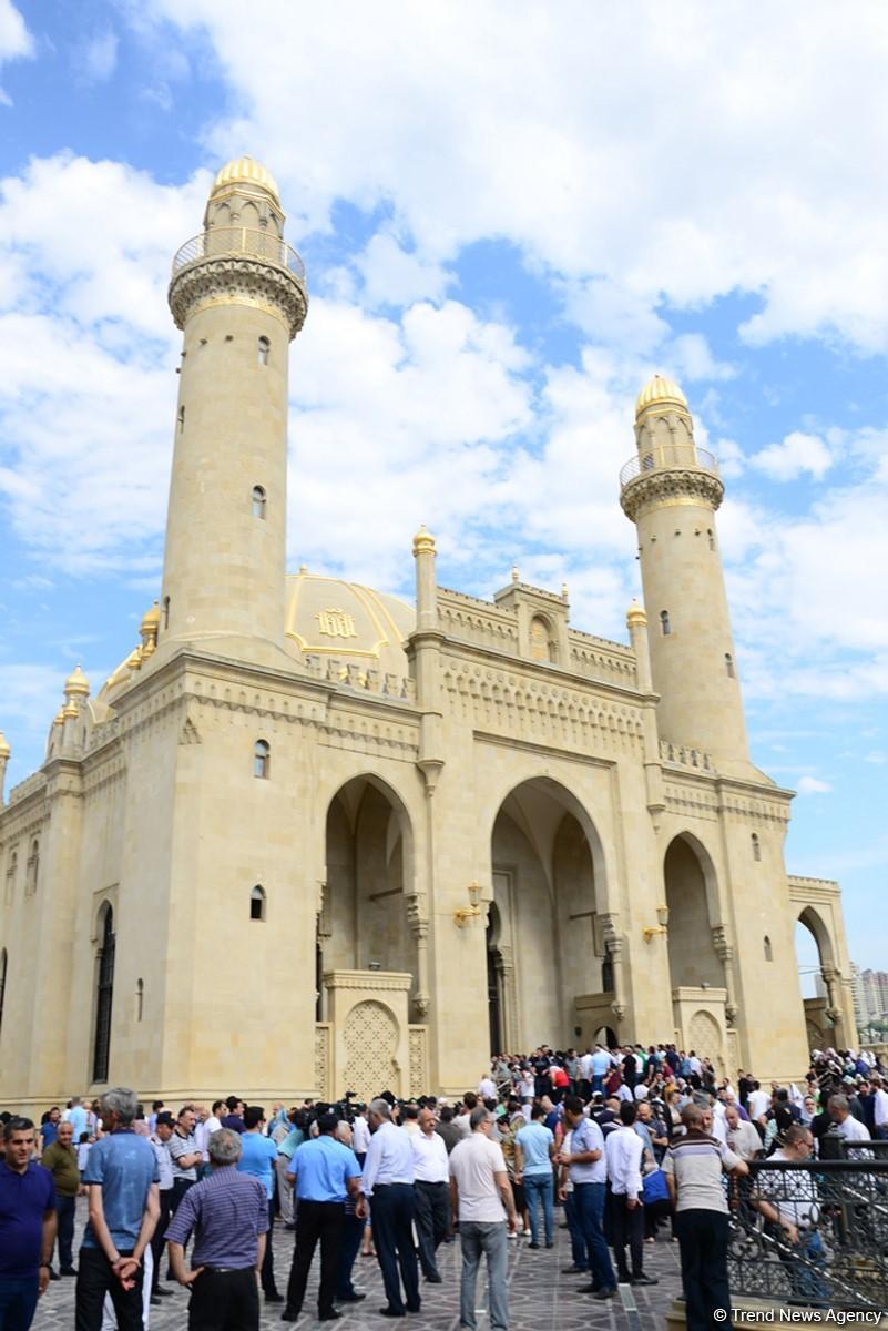 Ramazan bayramı münasibətilə Təzə Pir məscidində bayram namazı qılınıb (FOTO)