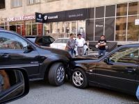 Xırdalanda qəza yolu bağladı (FOTO)