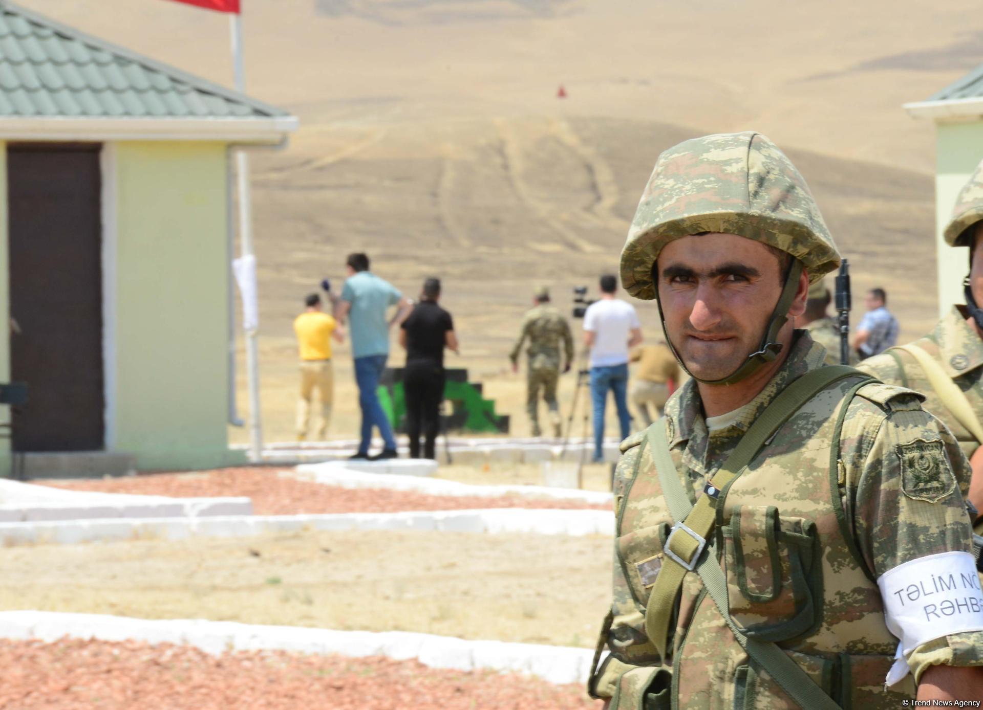 Poliqonda bir gün (FOTO)