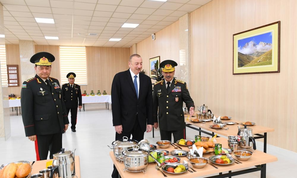 Prezident İlham Əliyev Cəmşid Naxçıvanski adına Hərbi Liseydə yenidənqurma işlərindən sonra yaradılan şəraitlə tanış olub (FOTO) (YENİLƏNİB)