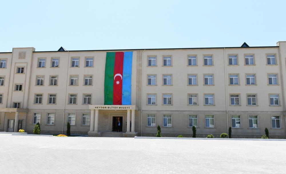 Prezident İlham Əliyev Cəmşid Naxçıvanski adına Hərbi Liseydə yenidənqurma işlərindən sonra yaradılan şəraitlə tanış olub (FOTO) (YENİLƏNİB)