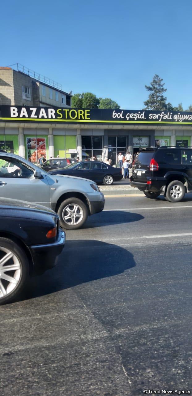 Zığ şosesində QƏZA - Avtomobil mağazaya çırpılaraq aşıb (FOTO)
