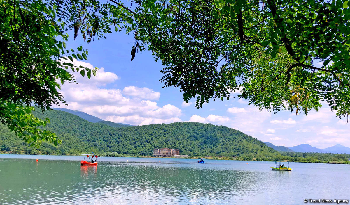 İstirahətə bura gedin - Dağlar arasında Nohur gölü (FOTO)