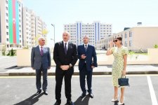 Prezident İlham Əliyev və birinci xanım Mehriban Əliyeva Pirallahıda məcburi köçkünlər üçün salınan yeni yaşayış kompleksinin açılışında iştirak ediblər (FOTO) (YENİLƏNİB-2)