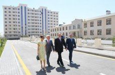 Prezident İlham Əliyev və birinci xanım Mehriban Əliyeva Pirallahıda məcburi köçkünlər üçün salınan yeni yaşayış kompleksinin açılışında iştirak ediblər (FOTO) (YENİLƏNİB-2)