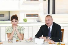 Prezident İlham Əliyev və birinci xanım Mehriban Əliyeva Pirallahıda məcburi köçkünlər üçün salınan yeni yaşayış kompleksinin açılışında iştirak ediblər (FOTO) (YENİLƏNİB-2)