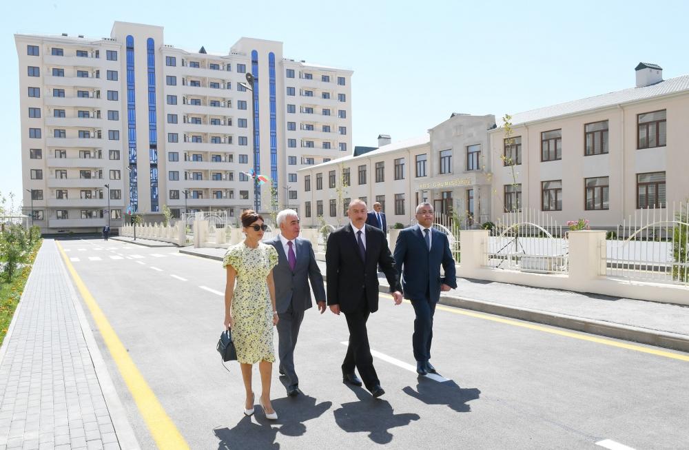 Prezident İlham Əliyev və birinci xanım Mehriban Əliyeva Pirallahıda məcburi köçkünlər üçün salınan yeni yaşayış kompleksinin açılışında iştirak ediblər (FOTO) (YENİLƏNİB-2)