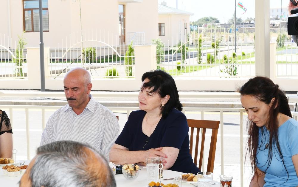 Prezident İlham Əliyev və birinci xanım Mehriban Əliyeva Pirallahıda məcburi köçkünlər üçün salınan yeni yaşayış kompleksinin açılışında iştirak ediblər (FOTO) (YENİLƏNİB-2)