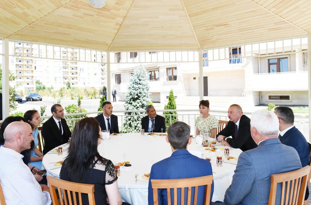 Prezident İlham Əliyev və birinci xanım Mehriban Əliyeva Pirallahıda məcburi köçkünlər üçün salınan yeni yaşayış kompleksinin açılışında iştirak ediblər (FOTO) (YENİLƏNİB-2)