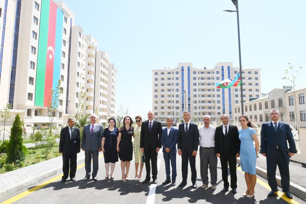 Prezident İlham Əliyev və birinci xanım Mehriban Əliyeva Pirallahıda məcburi köçkünlər üçün salınan yeni yaşayış kompleksinin açılışında iştirak ediblər (FOTO) (YENİLƏNİB-2)