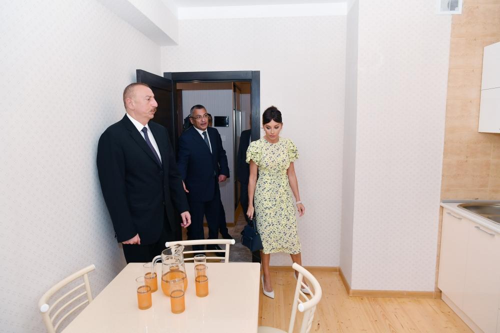 Prezident İlham Əliyev və birinci xanım Mehriban Əliyeva Pirallahıda məcburi köçkünlər üçün salınan yeni yaşayış kompleksinin açılışında iştirak ediblər (FOTO) (YENİLƏNİB-2)