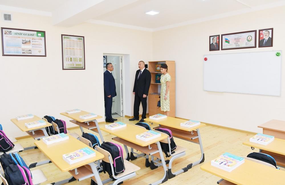 Prezident İlham Əliyev və birinci xanım Mehriban Əliyeva Pirallahıda məcburi köçkünlər üçün salınan yeni yaşayış kompleksinin açılışında iştirak ediblər (FOTO) (YENİLƏNİB-2)