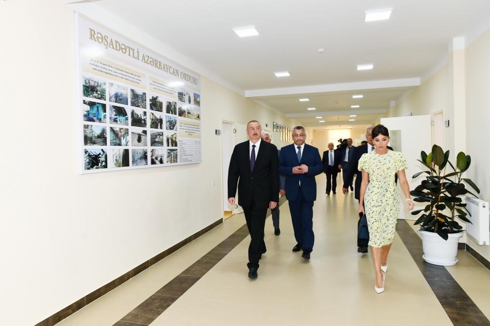 Prezident İlham Əliyev və birinci xanım Mehriban Əliyeva Pirallahıda məcburi köçkünlər üçün salınan yeni yaşayış kompleksinin açılışında iştirak ediblər (FOTO) (YENİLƏNİB-2)