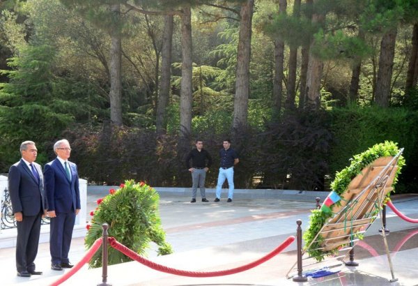 Mətbuat nümayəndələri ümummilli lider Heydər Əliyevin məzarını ziyarət ediblər (FOTO)