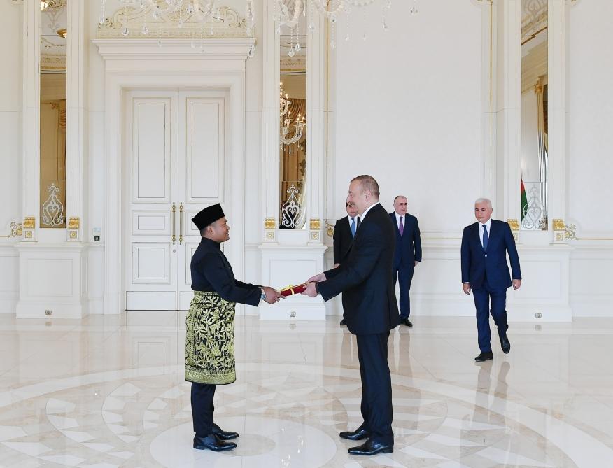 Prezident İlham Əliyev bir sıra ölkələrin Azərbaycanda yeni təyin olunmuş səfirlərinin etimadnamələrini qəbul edib (YENİLƏNİB 2) (FOTO)
