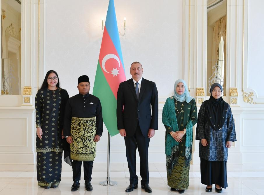Prezident İlham Əliyev bir sıra ölkələrin Azərbaycanda yeni təyin olunmuş səfirlərinin etimadnamələrini qəbul edib (YENİLƏNİB 2) (FOTO)