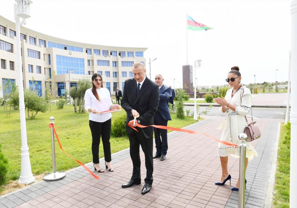Prezident İlham Əliyev və birinci xanım Mehriban Əliyeva Pirallahıda Gənclər Mərkəzinin açılışında iştirak ediblər (FOTO) (YENİLƏNİB)
