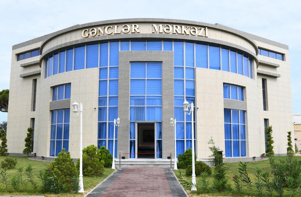 Prezident İlham Əliyev və birinci xanım Mehriban Əliyeva Pirallahıda Gənclər Mərkəzinin açılışında iştirak ediblər (FOTO) (YENİLƏNİB)
