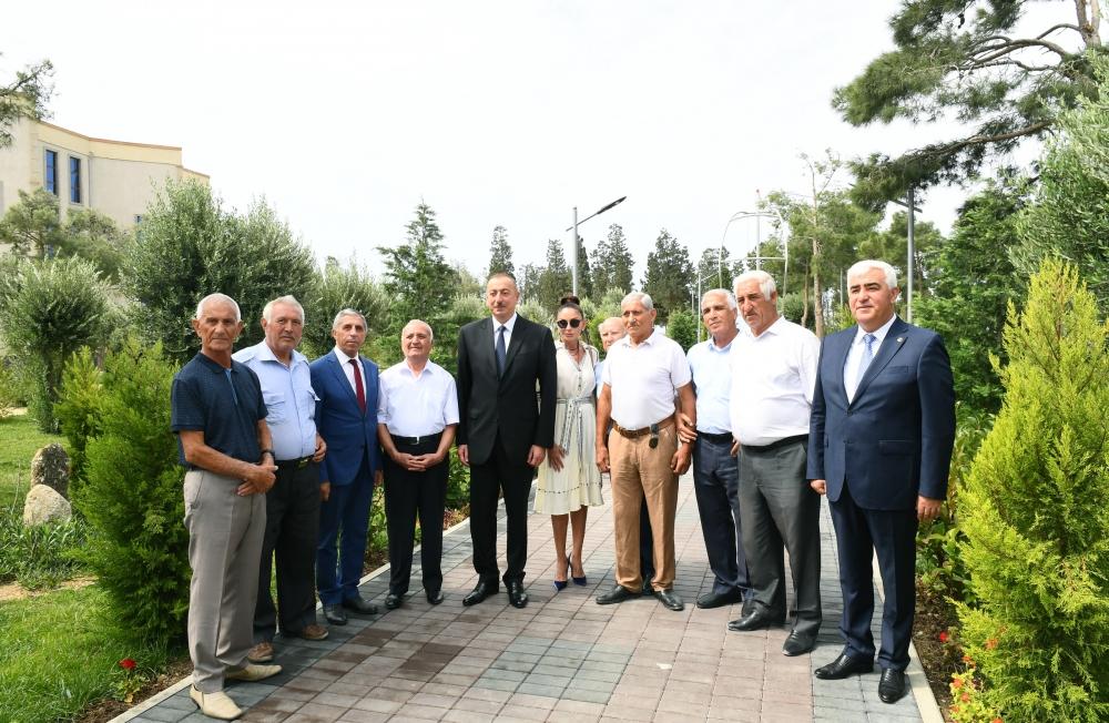 Prezident İlham Əliyev və birinci xanım Mehriban Əliyeva Pirallahı rayonunda “Mirvari” Park Kompleksinin açılışında iştirak ediblər (FOTO)  (YENİLƏNİB 2)