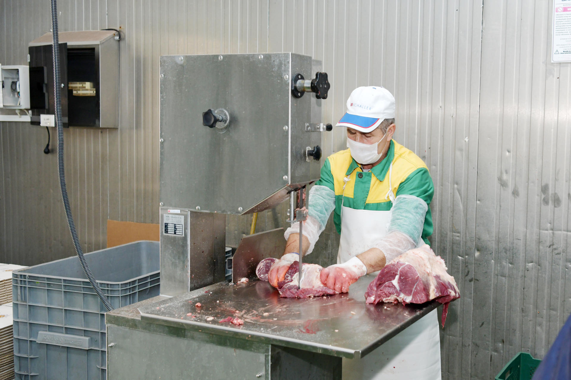 Heydər Əliyev Fondu aztəminatlı ailələrə qurban payları çatdırır (FOTO)
