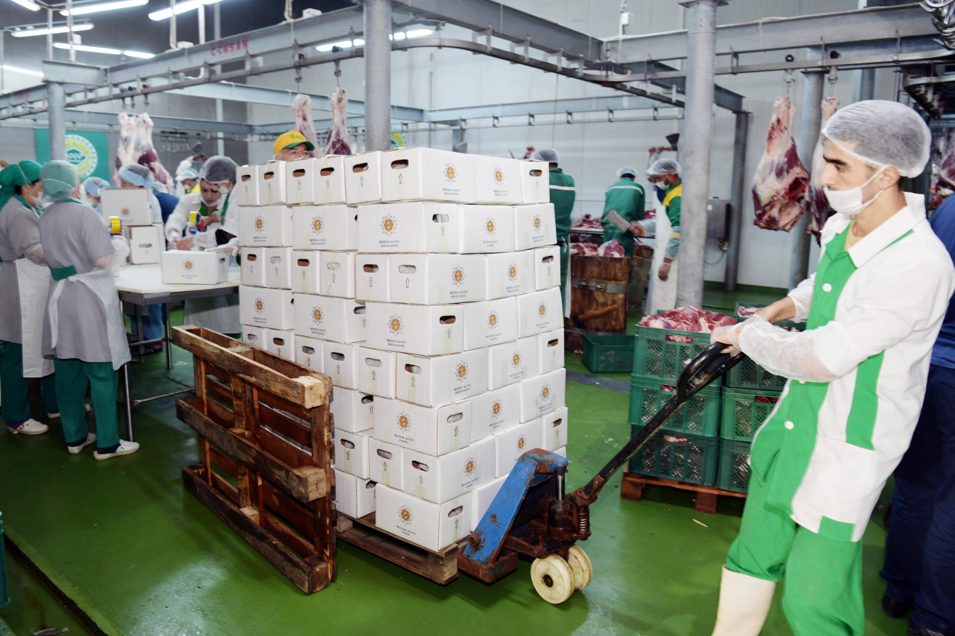Heydər Əliyev Fondu aztəminatlı ailələrə qurban payları çatdırır (FOTO)