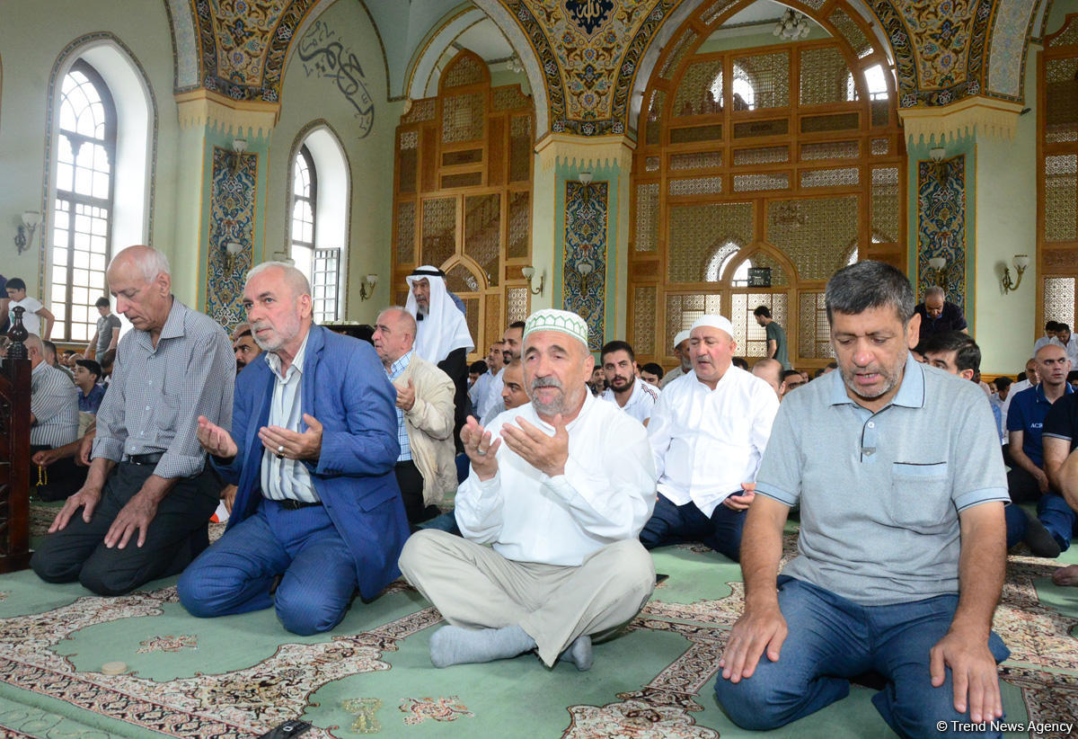 Azərbaycan məscidlərində bayram namazı qılınıb (FOTO)