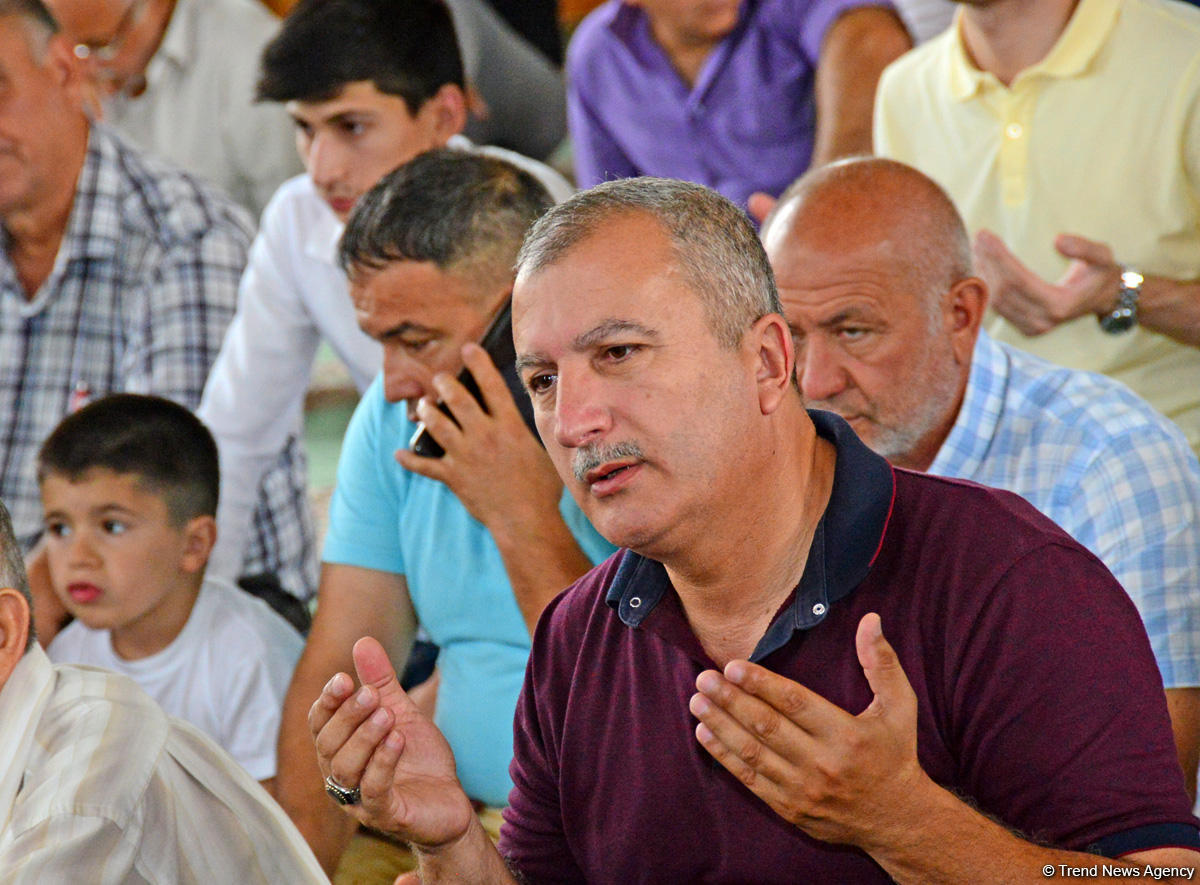 Azərbaycan məscidlərində bayram namazı qılınıb (FOTO)