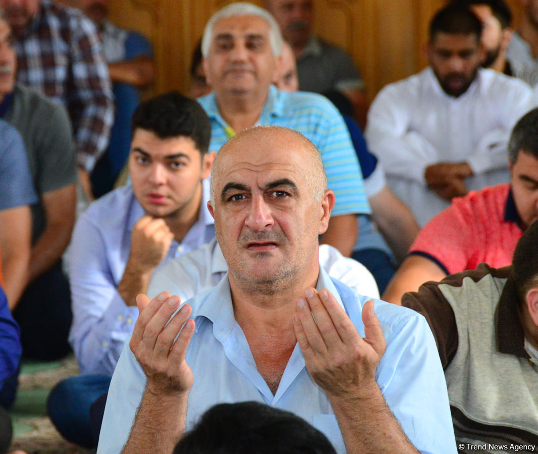 Azərbaycan məscidlərində bayram namazı qılınıb (FOTO)