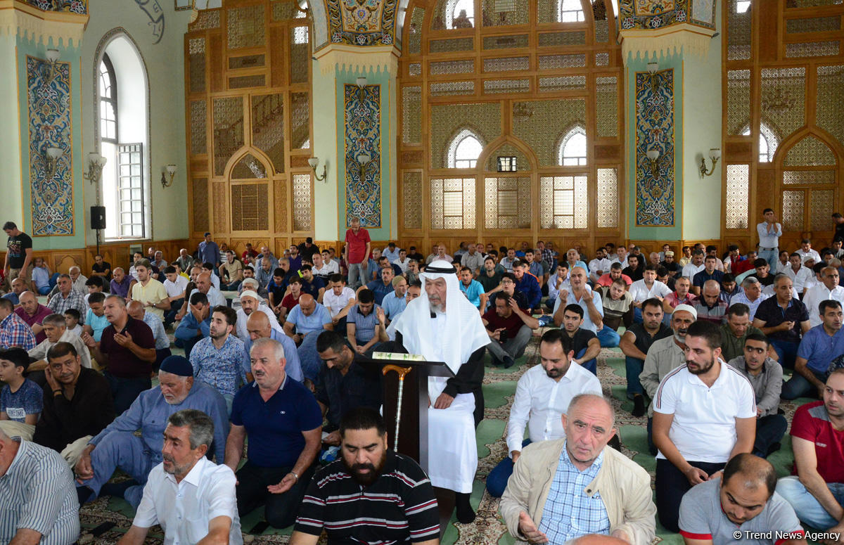Azərbaycan məscidlərində bayram namazı qılınıb (FOTO)