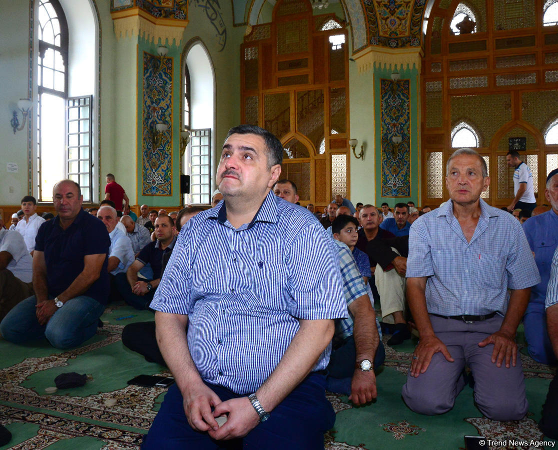 Azərbaycan məscidlərində bayram namazı qılınıb (FOTO)