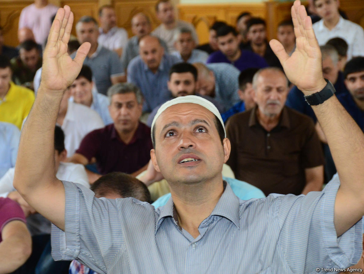 Azərbaycan məscidlərində bayram namazı qılınıb (FOTO)