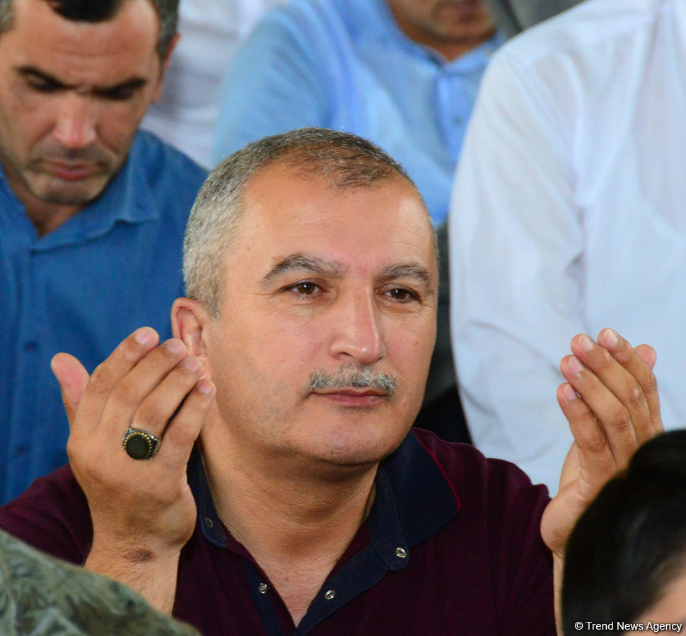 Azərbaycan məscidlərində bayram namazı qılınıb (FOTO)
