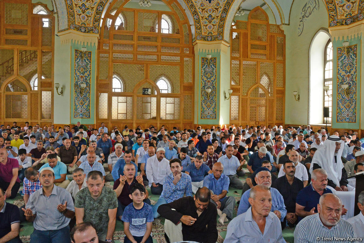 Azərbaycan məscidlərində bayram namazı qılınıb (FOTO)