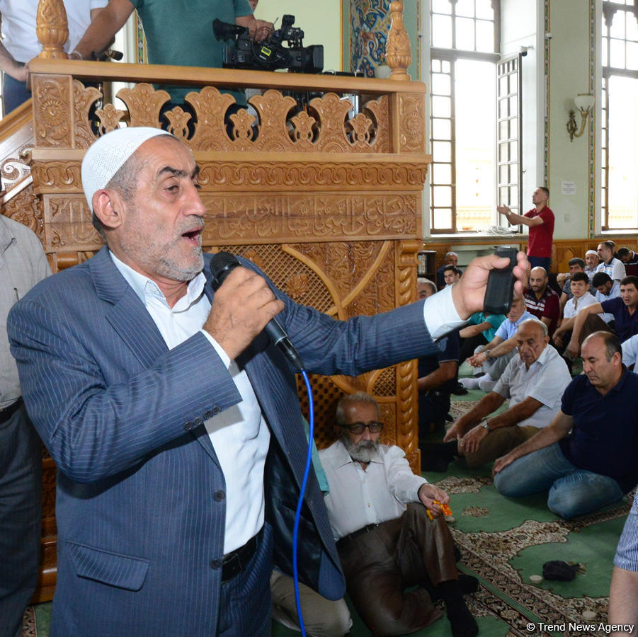 Azərbaycan məscidlərində bayram namazı qılınıb (FOTO)