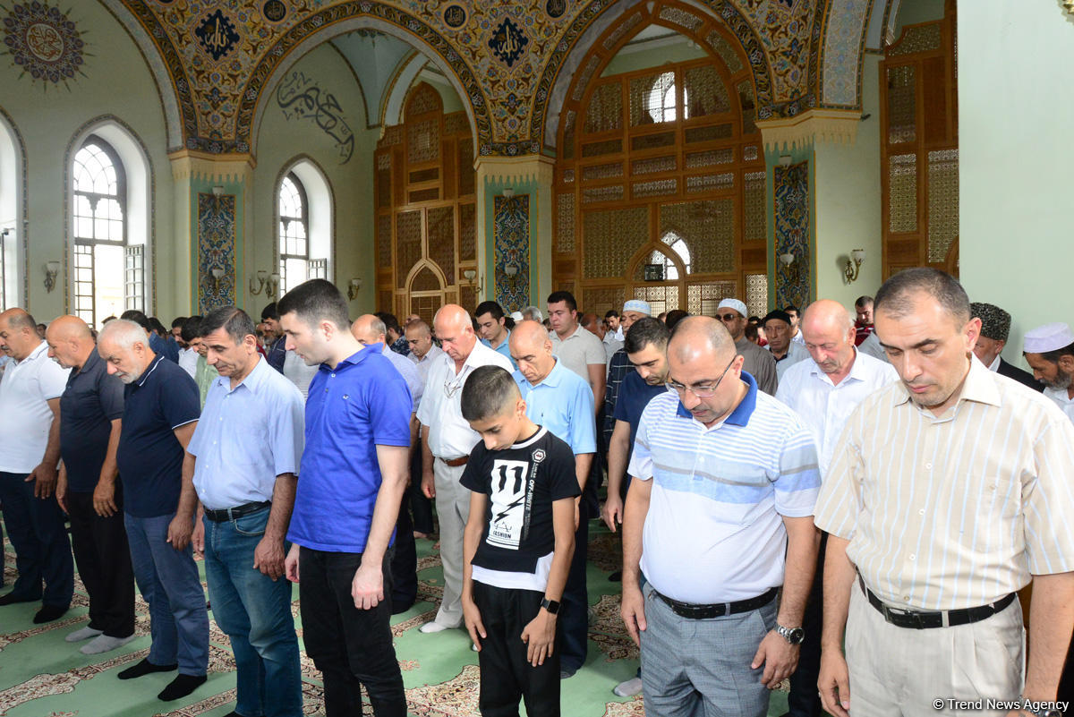 Azərbaycan məscidlərində bayram namazı qılınıb (FOTO)
