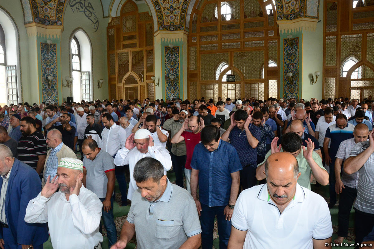 Azərbaycan məscidlərində bayram namazı qılınıb (FOTO)